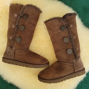 Ugg Boots Bailey Button Triplet. Brown Size 9.